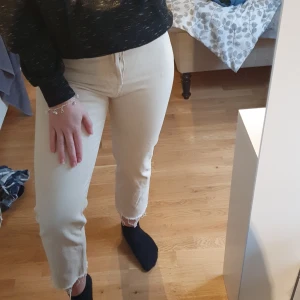 Raka jeans - Snygga raka jeans från zara som tyvärr är förkorta på mig som är 170 cm. Storlek 38, 60 kr + frakt, kontakta vid intresse.