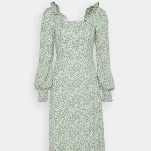 Sommarklänning - Grön klänning med blommigt mönster