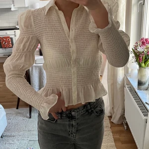 Blus från other stories - Säljer denna HELT NYA med lapp kvar blus från & other stories i storlek 36. Slutsåld. Nypris 690.