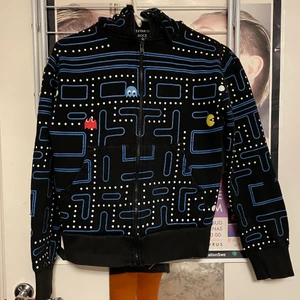 Pacman Hoodie - Storleken är XS men passar även S dö den är dörr för en XS. Hund finns i hemmet!