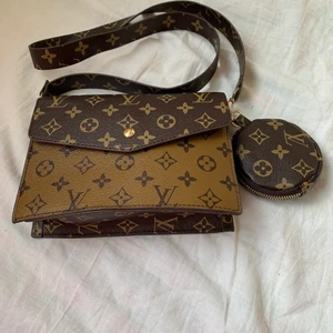 Väska - Fin axelväska. Endast använd 2 tillfällen. Möts i Helsingborg eller fraktas men köparen står för frakt. 