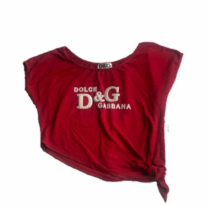 Dolce&Gabbana top - Röd croptop från Dolce&gabbana, den är äkta. Den är superfin men används ej. Skriv för fler frågor💕
