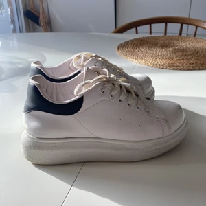 Nelly platform sneakers - Säljer mina fina sneakers från Nelly då de inte kommer till användning längre. De är använda sparsamt och i väldigt bra skick. De är i storlek 37 och har lite högre sula. Nypris 599kr💛