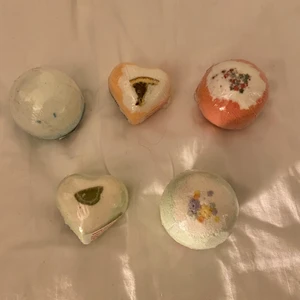 Badbomber  -  Hej säljer fem bad bomber för 45 kr men 5 kr styck 