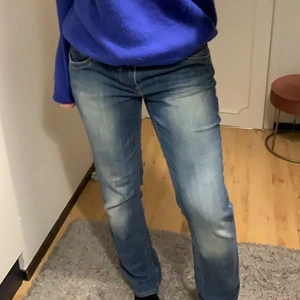 Tommy hilfiger lågmidjade jeans - Snygga lågmidjade jeans från Tommy Hilfiger. Snygg passform men lite för stora för mig i midjan och får därför ingen användning för de längre.
