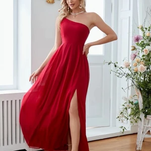 Röd balklänning - Aldrig använd då den inte passade mig. Jätteskönt material och justerbart axelband💕 går precis ner till marken på mig som är 166cm