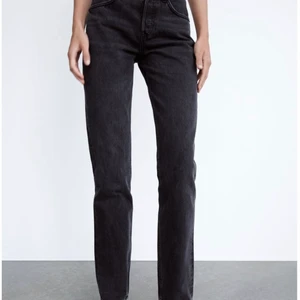 Zara jeans - Säljer nu dessa trendiga svarta zara jeans i strlk 36. Ganska små i storleken så skulle säga att de passar strlk 34 bättre❤️ helt oanvända lappen finns kvar❤️