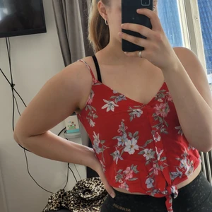 Linne - Ett cropat linne från H&M, oanvänd. Den har sjusterbarar axelband.