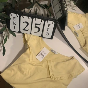 Trendig tröja! - Säljer helt ny jätte fin tröja ifrån Cubus! Tröjan är helt ny bara testad, men tröjan passar inte riktigt mig och tänker sälja den här då den inte gick och lämna tillbaka! Den är i en ljusgul färg och han en jätte fin krage! Den är i storlek XL och är sann i storleken men passar även större och mindre skulle jag säga! Den är köpt för 249 och säljer för 180kr + frakt! Hör av er vid frågor ❤️