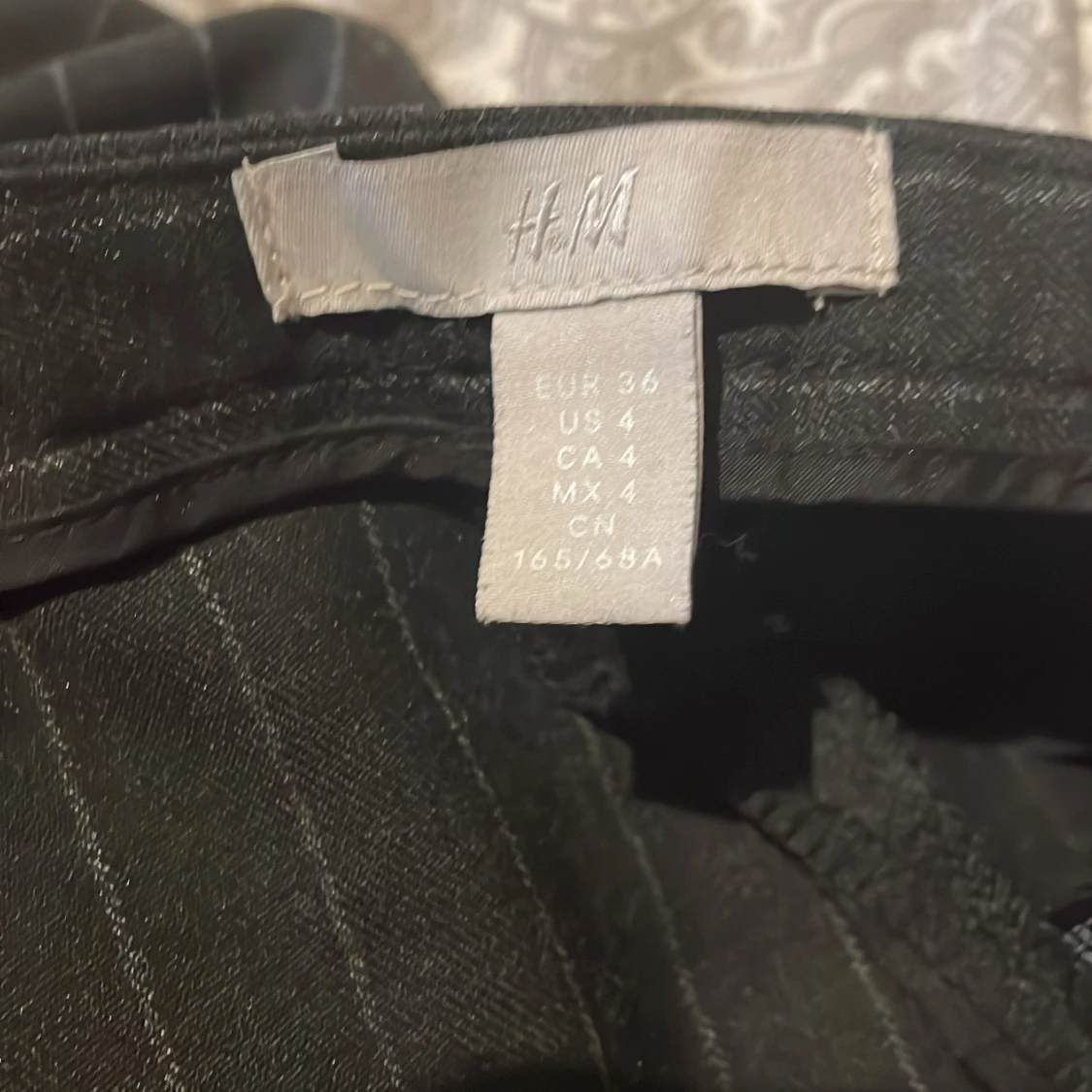 Gråa kostymbyxor  - 91