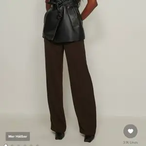 Säljer mina superfina bruna kostymbyxor som tyvärr har blivit för stor för mig:( Storlek 40 och jag är 170 lång så bra längd på byxorna. Använt dem 3-5 gånger och dem är i superbra skick. Köpte dem för 499kr och säljer dem för 300kr + frakt. Från NA-KD (första bilden är från dem). DEM ÄR SLUTSÅLDA PÅ HEMSIDAN!