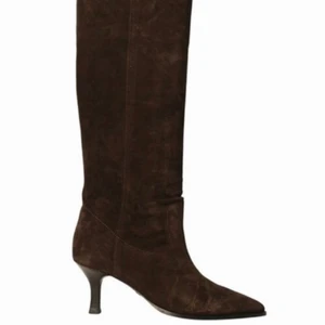 Bruna klackstövlar i mocka - Säljer dessa goingar🤎De är använda väldigt få gånger så i  bra skick🤎Kostade 1200kr vid köp från Miiinto och säljer nu för 400kr + frakt🖤