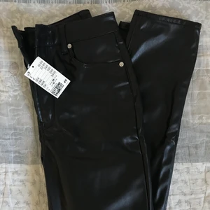 H&M läderimitationbyxa  - Oanvända med prislapp kvar, köpta för 249 och säljs för halva priset (125 kr) 