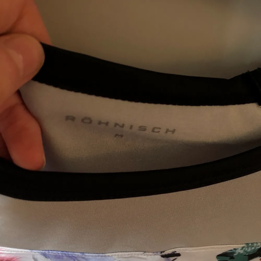Träningströja från ”röhnisch”. Använd 2 gånger och har såklart tvättat den! Liten i storleken 🤍. Hoodies.
