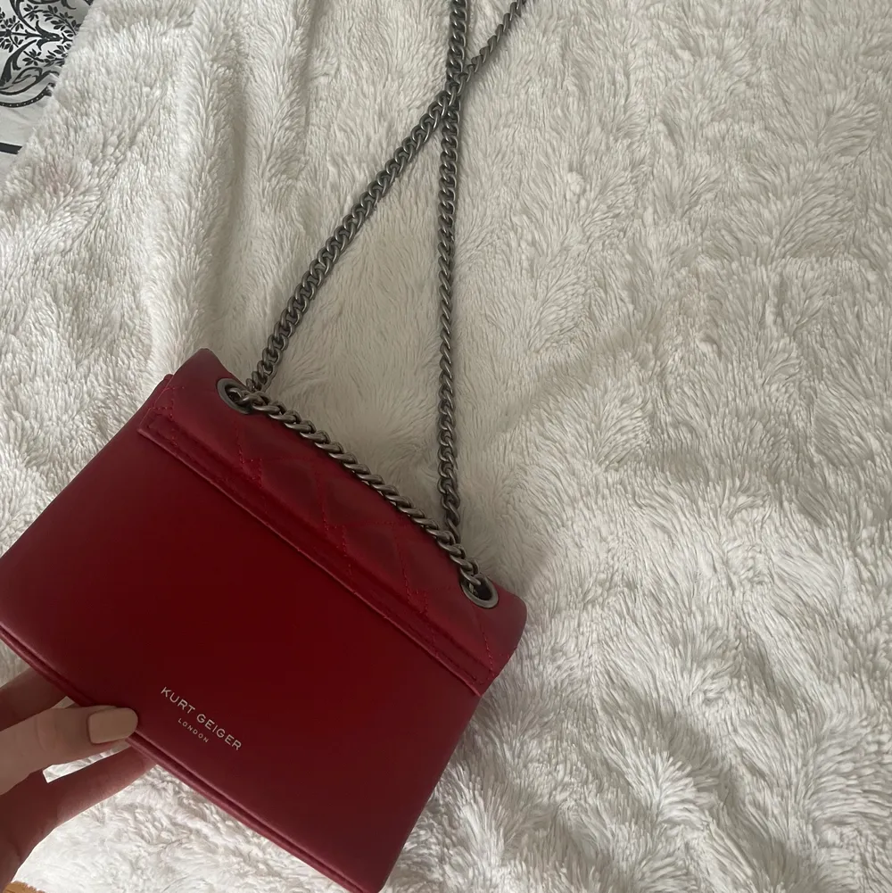 Säljer min oanvända Kurt geiger MINI KENSINGTON BAG❣️ Fick den i julklapp och den har inte kommit till användning. Nypris 1800! . Väskor.