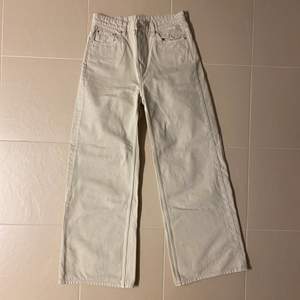 ACE Beige jeans ifrån weekday. Storleken är 28/32 (damstorlek)