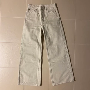 Beiga jeans  - ACE Beige jeans ifrån weekday. Storleken är 28/32 (damstorlek)