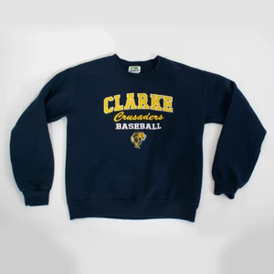 Marinblå sweatshirt - Marinblå sweatshirt köpt på Beyond Retro. Sweatshirten är i väldigt fint skick. Storleken på tröjan är S (Herrstorlek).