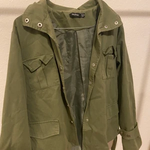 Jacka - Jacka från Boohoo i stl 38. Sparsamt använd,fickorna går att stryka