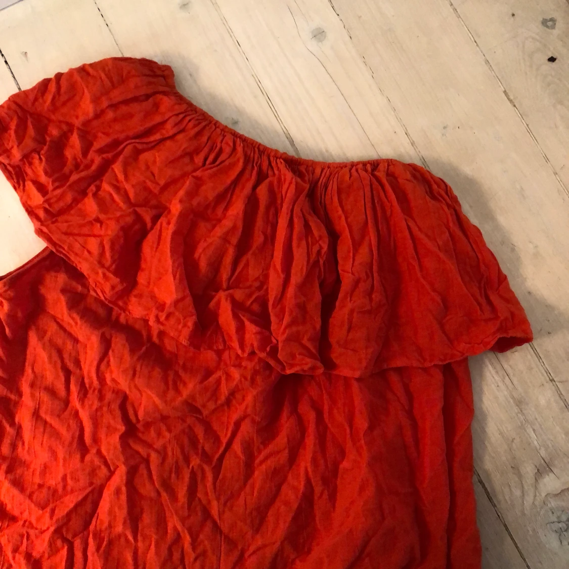 Röd one-shouldertopp - 90