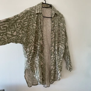 skjorta - Säljer denna fina skjortan, storlek står inte men sitter lite oversized på mig som har S. Pris går att diskutera. Frakt tillkommer (79kr) 🥰