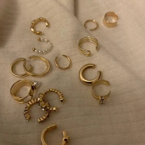 CUFFS  - guldiga cuffs i varierande storlekar och form ❤️ helt nya! köp 4, betala för 3!!! kan mötas upp i Uppsala och Stockholm, annars står köparen för frakten (bör ligga på 15 kr) 🥰