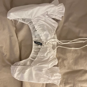 Topp - Säljer denna topp från H&M! Helt ny! Säljer denna för 100 kr ink frakt! Storlek Xxs- Xs