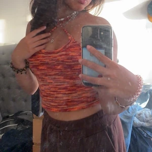 Topp - Säljer denna super snygga toppen från SHEIN! Man kan ha snörena lite hur man vill men jag gillar att ha dom korsade. Baksidan kan nu se på bild 2