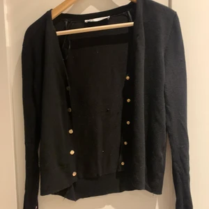 Zara kofta svart - Så fin kofta i finstickat tyg med guldknappar! Matchar så fint till guldsmycken;)