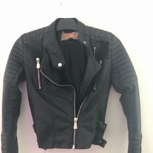 Skinnjacka  - Säljer en jättefin skinnjacka ifrån chelsea, säljer den pga för liten, kan diskutera pris💞