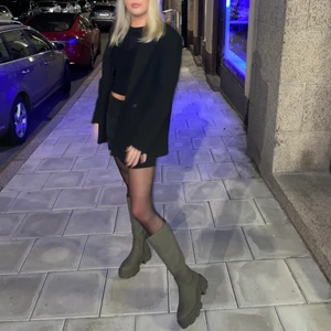 Höga boots i strl 37 - Säljer nu dessa gröna boots ifrån asos i storlek 37. Säljer då jag har alldeles för mycket skor. Endast använda 3-4 ggr så toppskick!