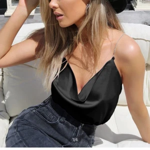 Topp - Svart top med kristallband, aldrig använd.🖤