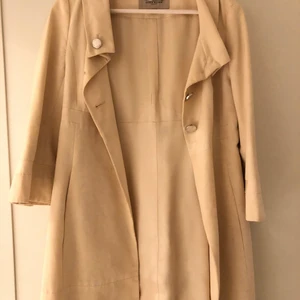KAREN MILLEN TRENCHCOAT/VÅRJACKA  - Karen millen kappa. Off White/ ljus beige färg. Storlek 38. Nypris 2000kr 