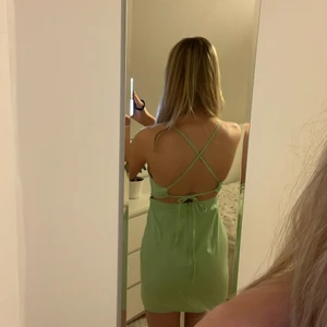 Grön klänning - Säljer en krön klänning som är öppen i ryggen i storlek xs