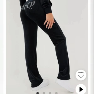 Juicy couture byxor storlek S - säljer mina juicy couture byxor i storlek S. säljer för att jag inte använder dom. Original pris är 1099kr men jag säljer dom för 450. Använda ca 10 ggr. I ny skick!! 🤍