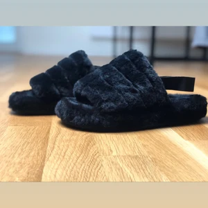 Tofflor  - Helt nya och oanvända tofflor. Finns i storlekarna 38 (24cm), 39 (25cm) och 40 (26cm). Det ingår även en enklare påse i svart/vitt som är perfekt om tofflorna är en gåva eller bara för förvaring. Fraktkostnad på 57kr tillkommer.