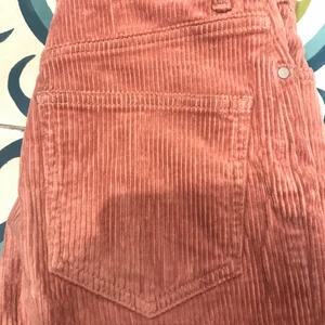 Rosa Manchester jeans  - Coola rosa jeans i fint skick! Materialet är manchester. Säljer för att de är för små. Öppen för prutning! Skriv om du har frågor eller vill köpa. 💞