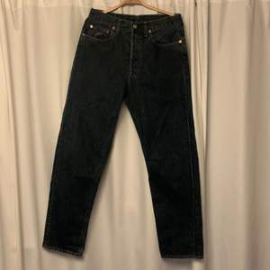 Hejsan! Säljer dessa mörkblåa levis jeans då de är för stora för mig. Storlek w32/l32. Extremt fint skick för att vara ett par vintage levis! Köparen står för frakt!❤️
