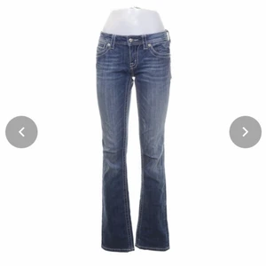 Miss me jeans ! - Snyggaste jeansen ifrån miss me! Lågmidjade och bootcut. Skitsnygga! Köptes från sellpy💓💓 Storlek 27, midjemåttet stod att det var 74 på sellpy, tror det är närmare 78-80❤️ Kan mötas eller frakta !