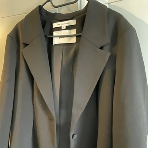 Kavaj Maja Nilsson Linderlöf X Gina  - En fin kavaj som är från Maja Nilsson linderlöfs X gina tricot. Kavajen är använd ca 2 gånger och sitter jätte fin pint på kroppen. Passar till vardag men även till fest.  Plaggen säljs från ett djur & rökfritt hem och köparen står för frakten som oftast ligger mellan 60-100kr. Kolla in fler plagg på min sida så kan jag samfrakta. (retur gäller inte) 