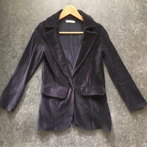 Mörkblå blazer  - Storlek XS, inköpt 2020 använd 1 gång, Manchesterliknande material, pris kan diskuteras :)