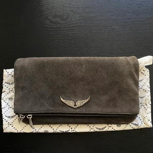 Zadig & Voltaire väska  - Grå sammetsväska inköpt 2019 i zadig butiken i Stockholm. Andvänd med fint skick! Båda kedjor finns med. Kvitto & dustbag finns. Nypris 3550kr. 