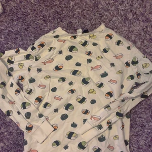 Sushi långärmad tröja  - Samfrakta går bra skriv bara vilka plagg