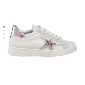 Skor - Jättefina sneakers med råsa detaljer ifrån Santini Firenze! HELT nya, ej använda endast testade💕 nypris: 1765kr