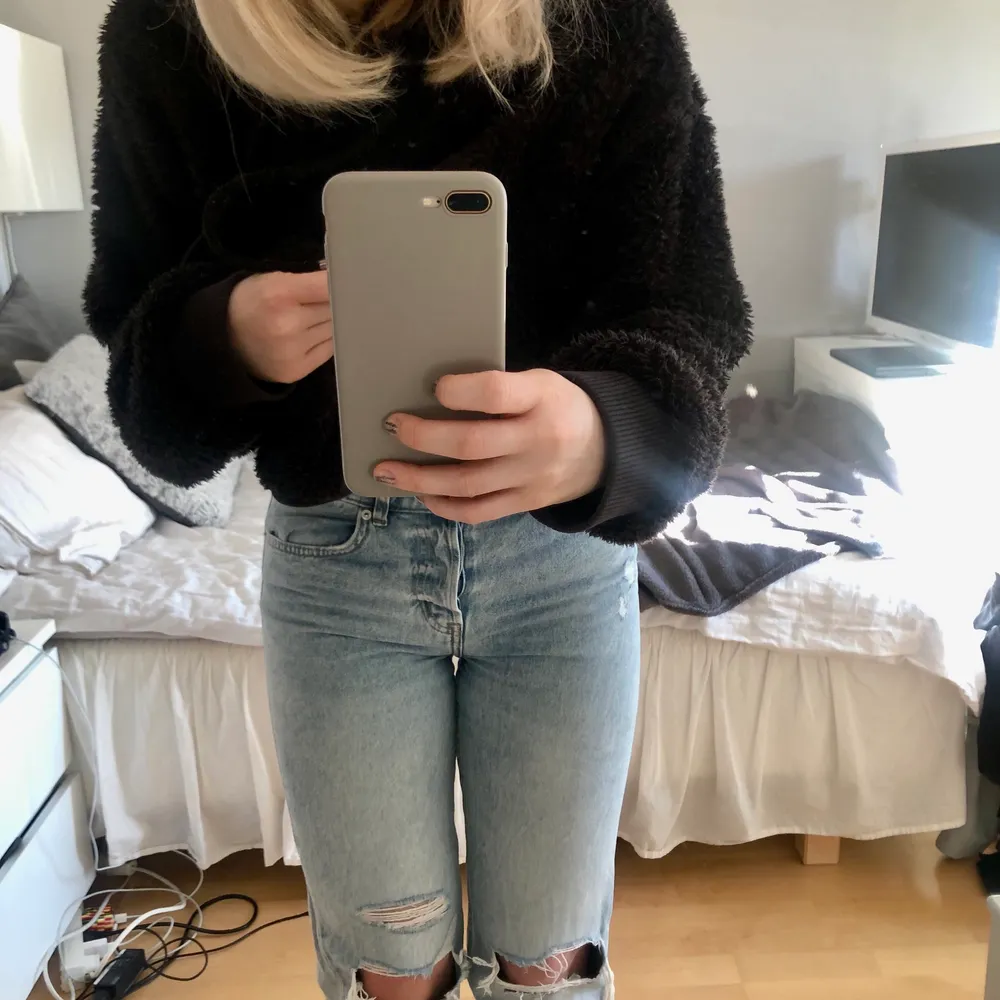 Populära midrise jeans med hål i fint skick, strl 34 men passar mig som har 36, bara att fråga om fler bilder!. Jeans & Byxor.