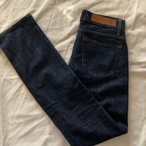 Tiger of Sweden jeans - Straighta lågmidjade jeans från tiger of Sweden. Storlek 28/34. Bra skick då jag bara prövat dem. Fler bilder kan skickas. Nypris ligger runt 1200kr.