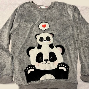 Grå myströja  - Grå , lurvig tröja med sött pandatryck. Ev frakt betalas av köparen. 