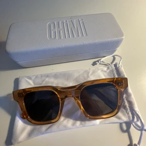 Chimi solglasögon 004 - Ett par chimi solglasögon i färgen peach och modell 004. I väldigt fint skick. Säljer pga att de inte kommer till användning. Båda fodralen kommer med. Ifall ni har någon fråga eller fundering är det var att höra av sig! Kan ta fler bilder om så önskas.