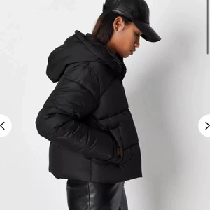 Pufferjacket blå missguided - Blå pufferjacket från Missguided i storlek 34, knappt använd så den är i nyskick! 400kr+frakt, pris kan diskuteras och kolla gärna in det andra jag säljer!