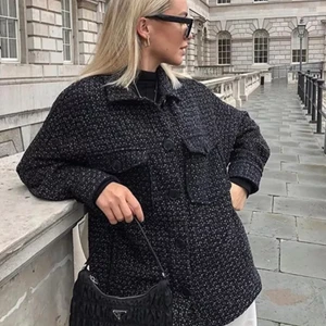 Zara vårjacka strl S - Overshirt / jacka från zara i storlek XS. Svart med små glittertrådar i. Fint skick utan revor/skavanker/tråddragningar m.m. Köptes för 559, säljer för 250kr + frakt 66kr spårbart. Annars finns den att hämtas upp i Göteborg 🖤